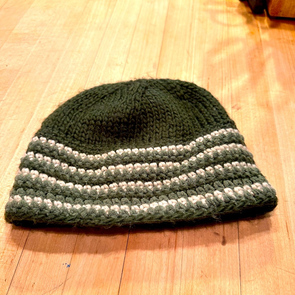 Pistil beanie in dark green and cream. Kids O/S
